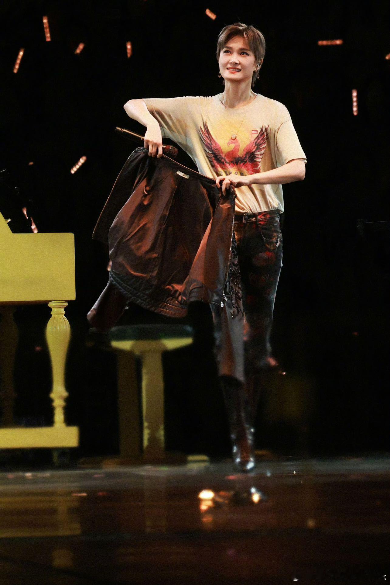 章若楠演我追星李宇春李宇春演唱会服装64斤✨台下迷妹状态拉满，一边开心追星，也感
