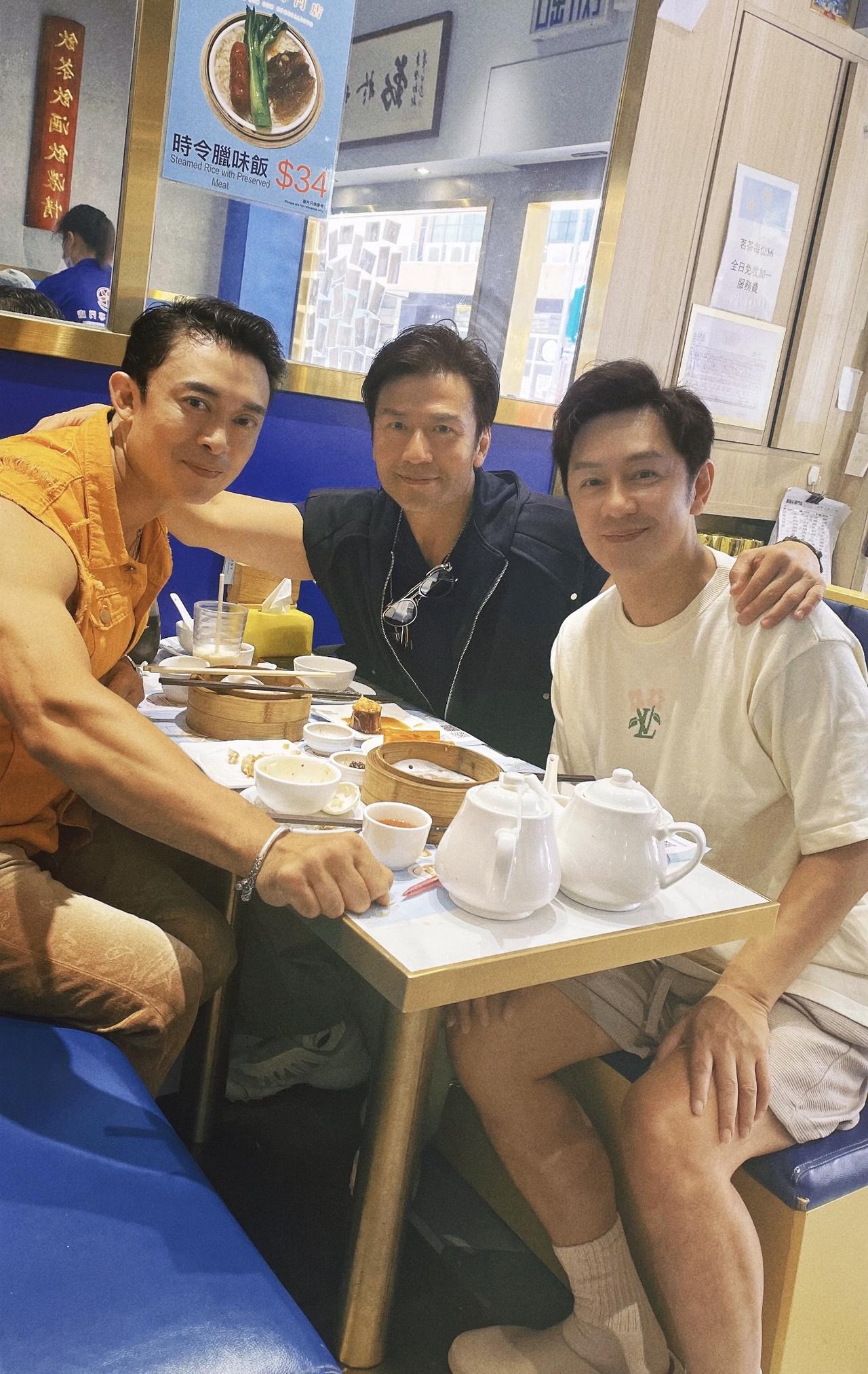 “二弟”、“三弟”与友人相聚，就“大哥”不在，哈哈！

这是2024年，樊少皇晒