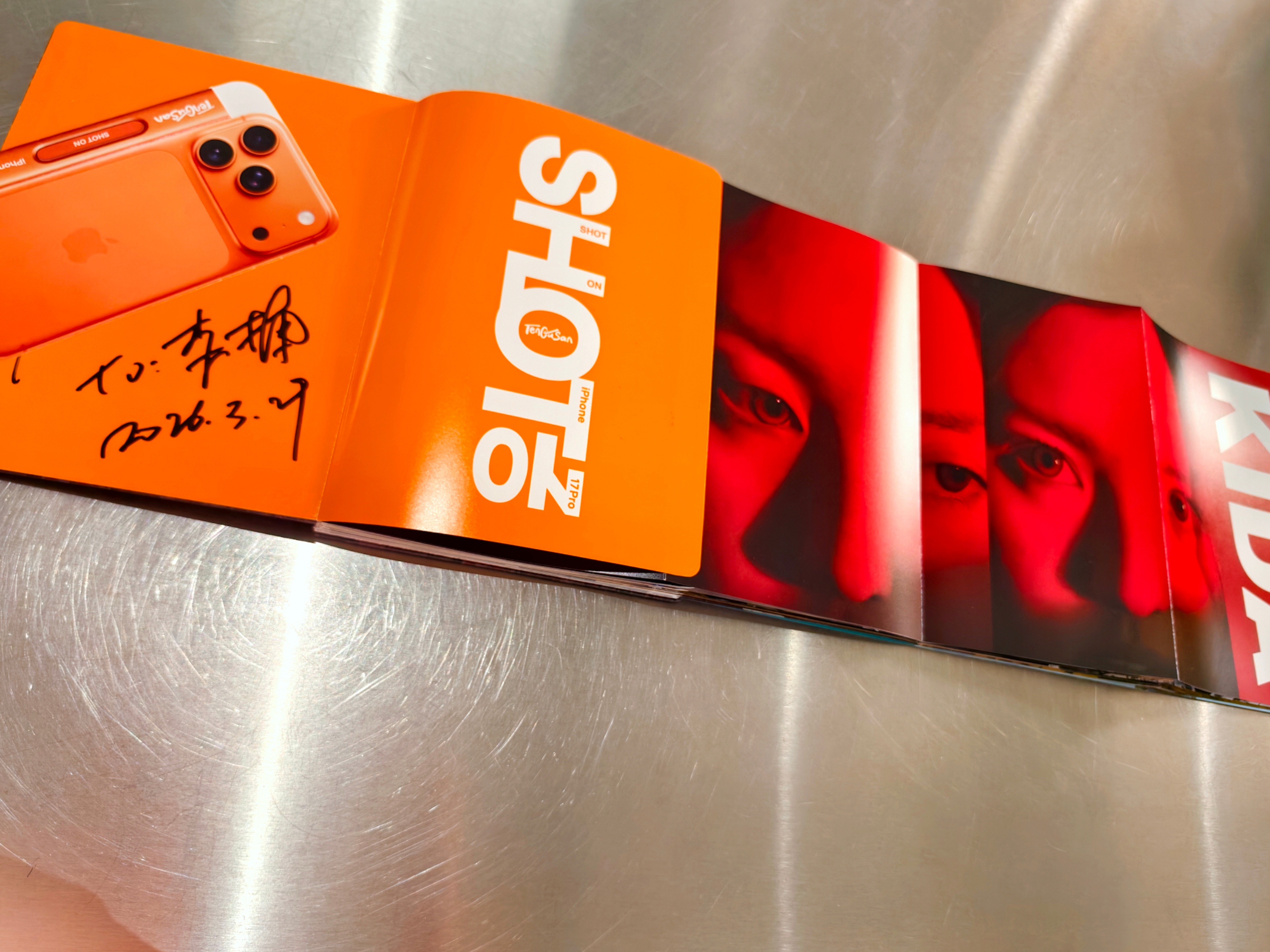 给 iPhone17pro 拍的画册到了。我替你们看了，美女变少了，差评。