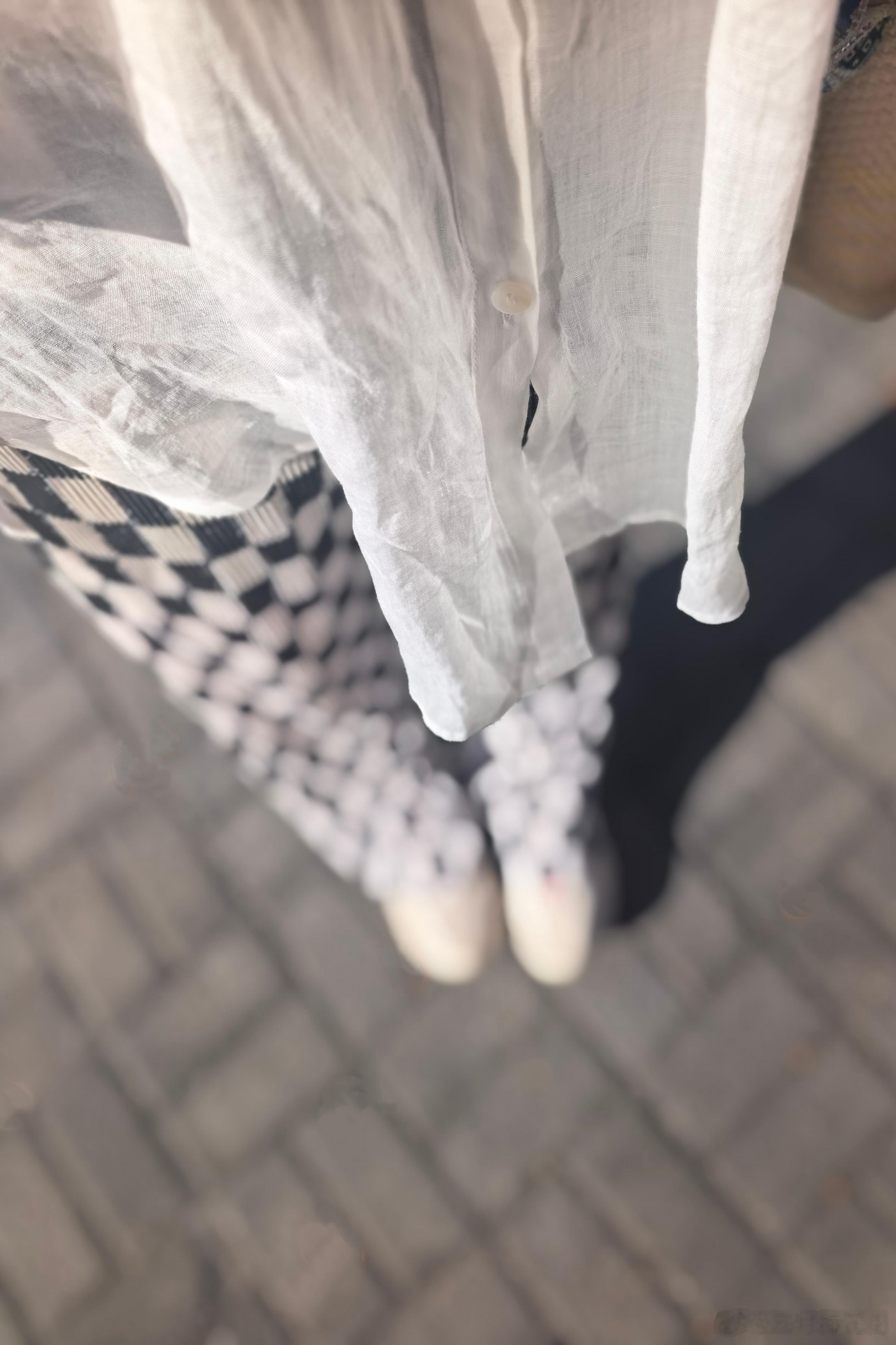 烈日灼灼，炙烤着一切。暴汗吧，让汗水来得更猛烈些，顺便把脑子里进过的水也蒸发出来