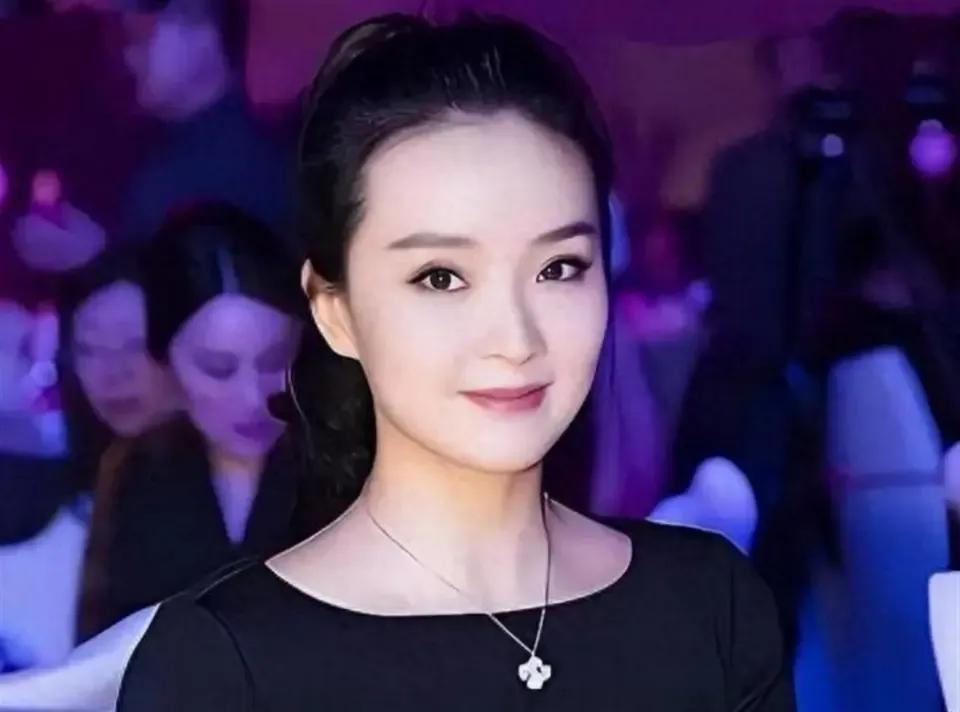 52岁王艳近况曝光后，不少网友都感慨她总算是熬出了头。前几年婆婆去世，丈夫一度失