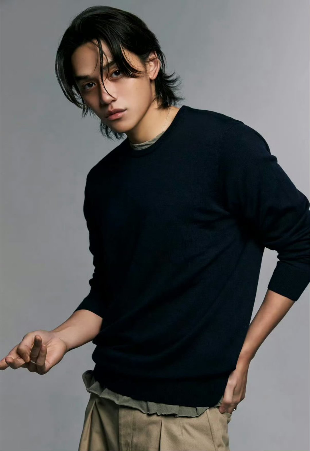 黄旭熙SM解约他不是塌房了吗？公司竟然还和他继续签约，我也是第一次见到男团公司有