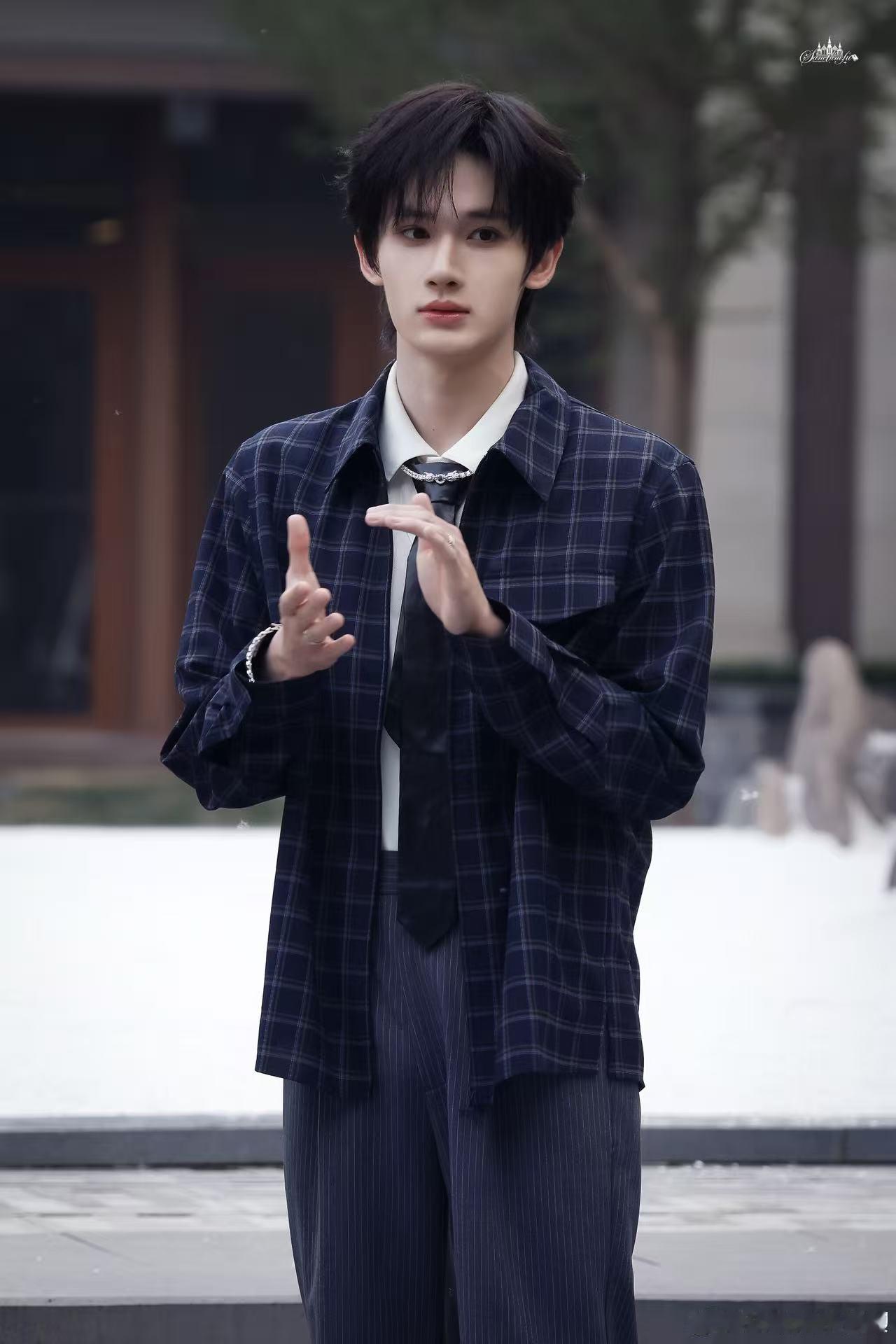 余宇涵北京国际电影节造型 自带清冷少年气质，穿上西装多了几分成熟，可塑性真的很强