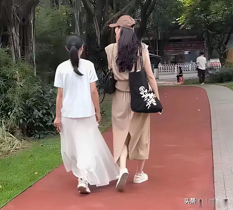 玥儿穿长裙太美了，关键是佝偻的背也挺直了，整个人看起来自信了好多。马筱梅这个后妈