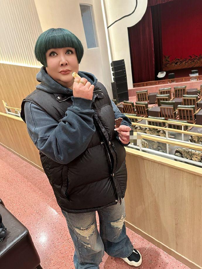 上海德云社装修好后，迎来了董事长王惠！在夏征、顽皮哥的陪同下，王惠对看台、内场观