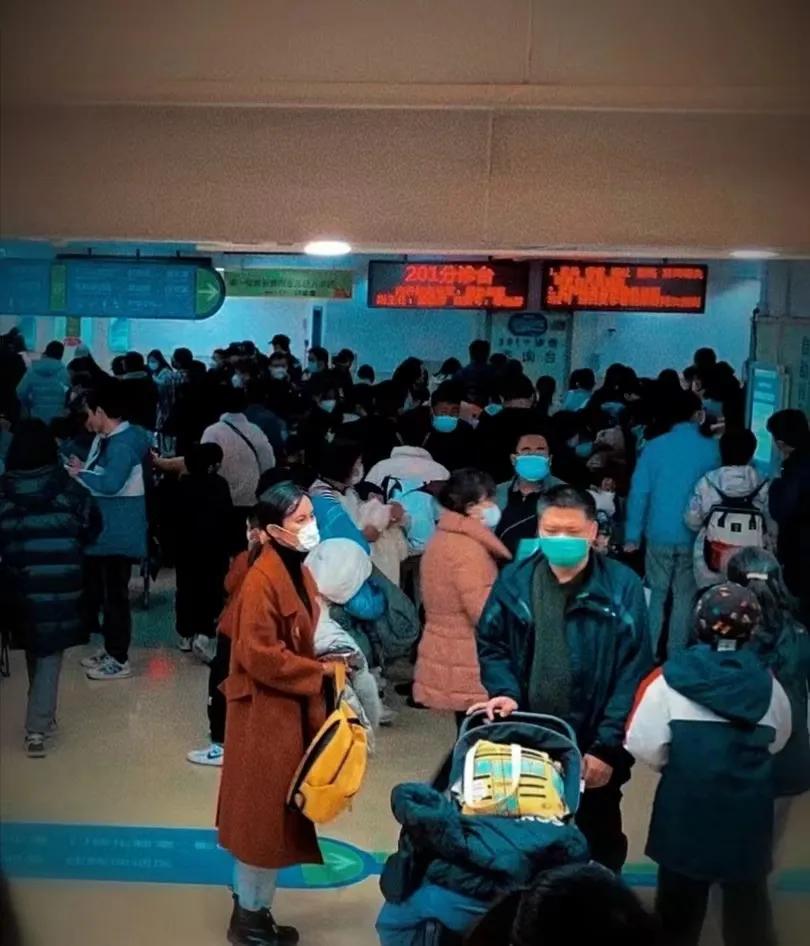 新冠是走了，留下两个野孩子：一个叫甲流，一个叫支原体。
比它爹它娘还要狠，最近这