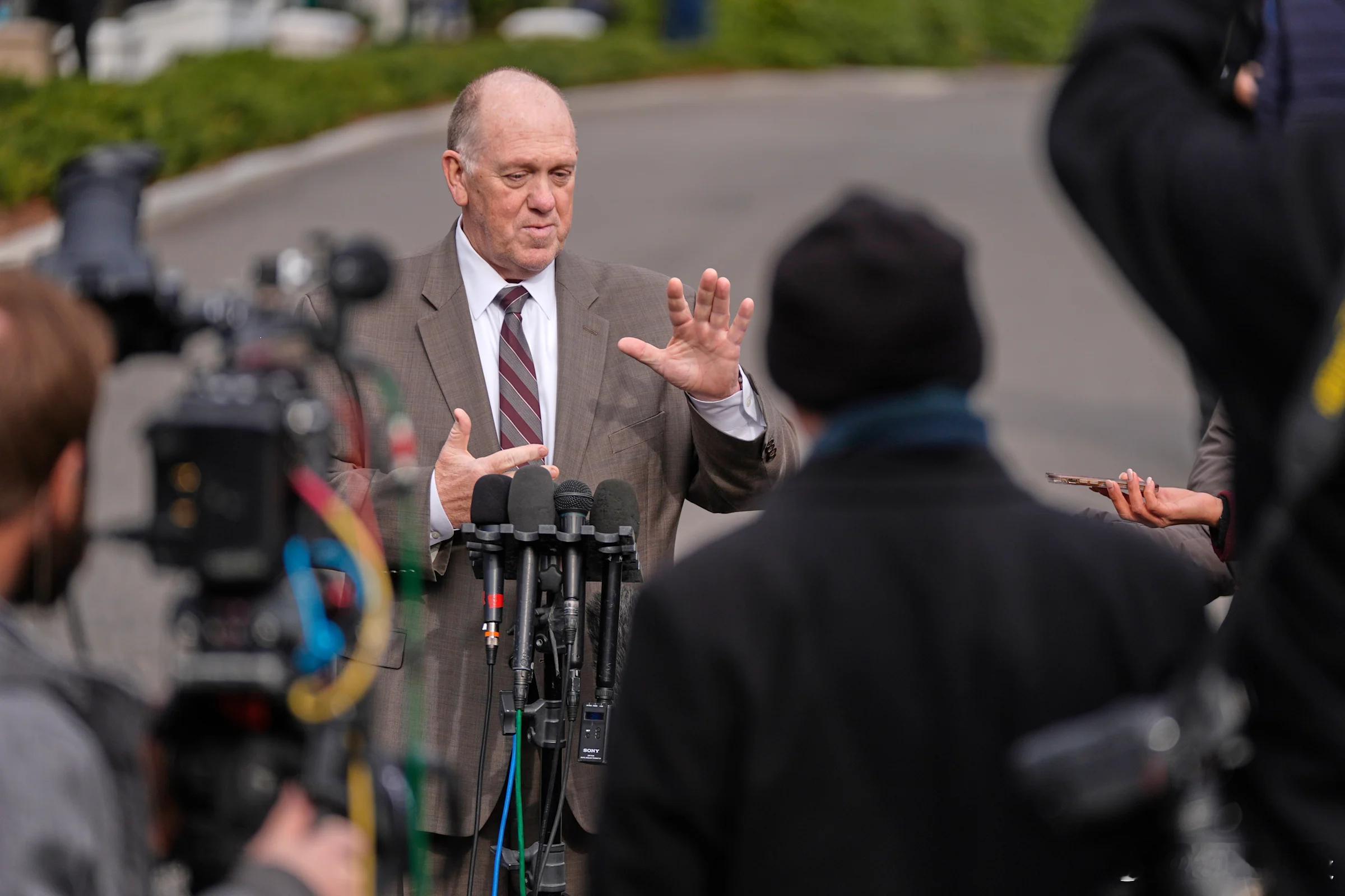 【特朗普派遣边境事务主管霍曼前往明尼阿波利斯，与沃尔兹州长会谈】[看得见的斩杀线