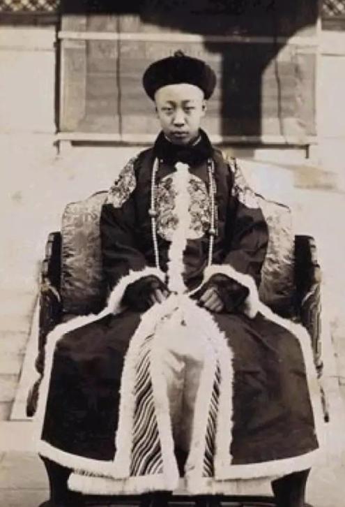 溥仪去故宫看到挂错了醇亲王的照片，工作人员的回复是：“是你懂历史还是我们懂？”