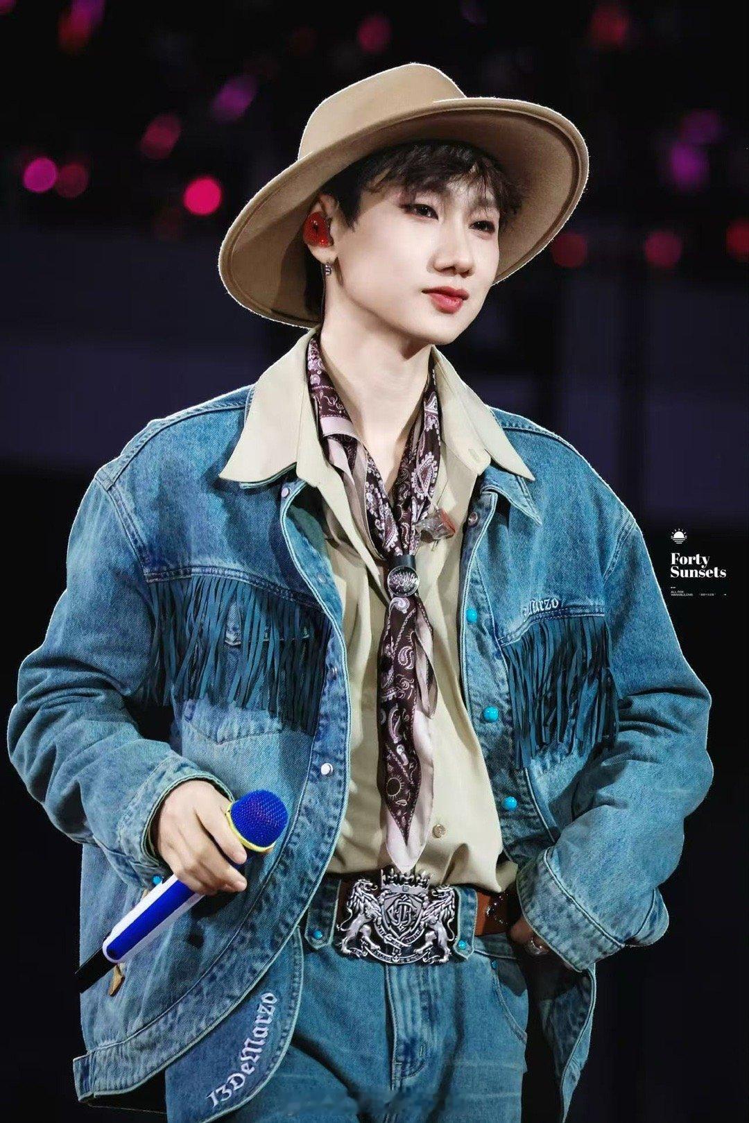 看到泷哥为素龙大人醋意满满，果然再红的明星也逃不过被周边“威胁”的命运！ 