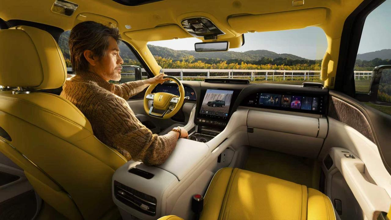 仰望U9X“破晓时刻”是首款量产级高定超跑，全球仅30台。漆面加入微米金粉，用非