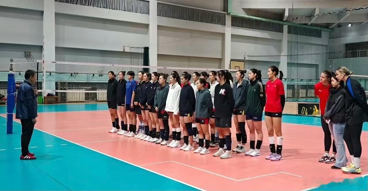 【上海光明女排俱乐部官宣蔡斌加盟】外援沃隆和范莱克听翻译在角上蔡斌正式出任上海光