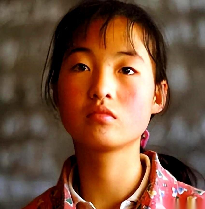 “你长得不好看，身材也不行，别混娱乐圈了，回去好好读书吧。”
这话是张艺谋说的。