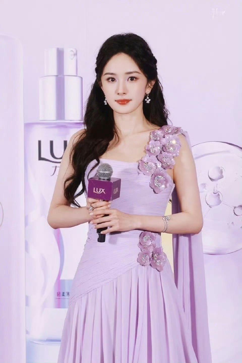 杨幂 幂羊羊你们忘记这个紫色眼影美羊羊了吗[喵喵] ​​​