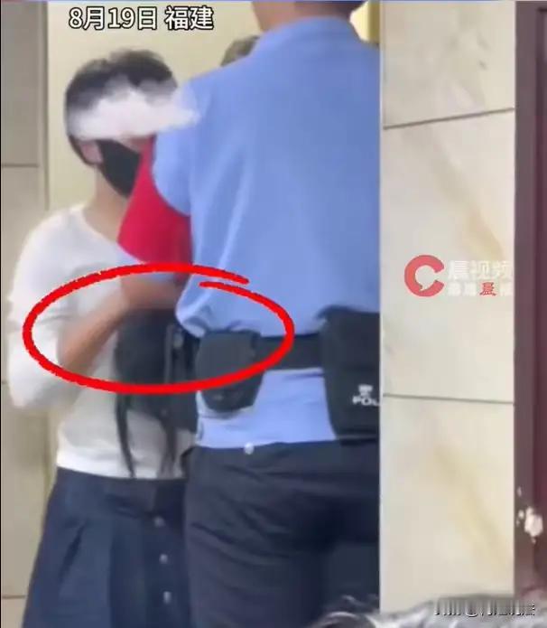 男扮女装进女厕偷窥，跪地偷拍！被抓现行后，网友：这演技该拿“金扫帚”


这年头