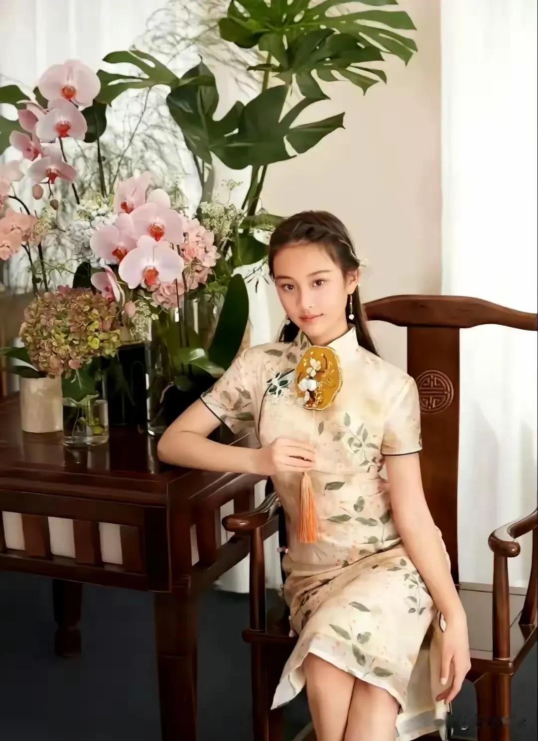 哇
不得不说
甜馨真会长

才12岁的孩子
旗袍一穿眉眼一化

简直就是
女版贾
