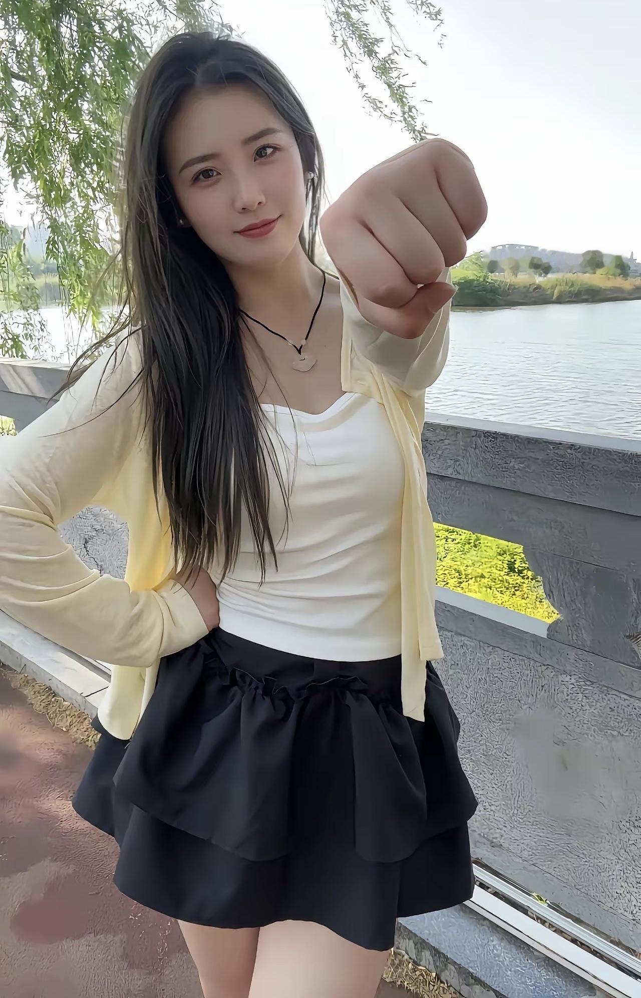 很多时候，我们以为爱情需要轰轰烈烈的誓言，其实它往往就藏在那些看似不起眼的互动里