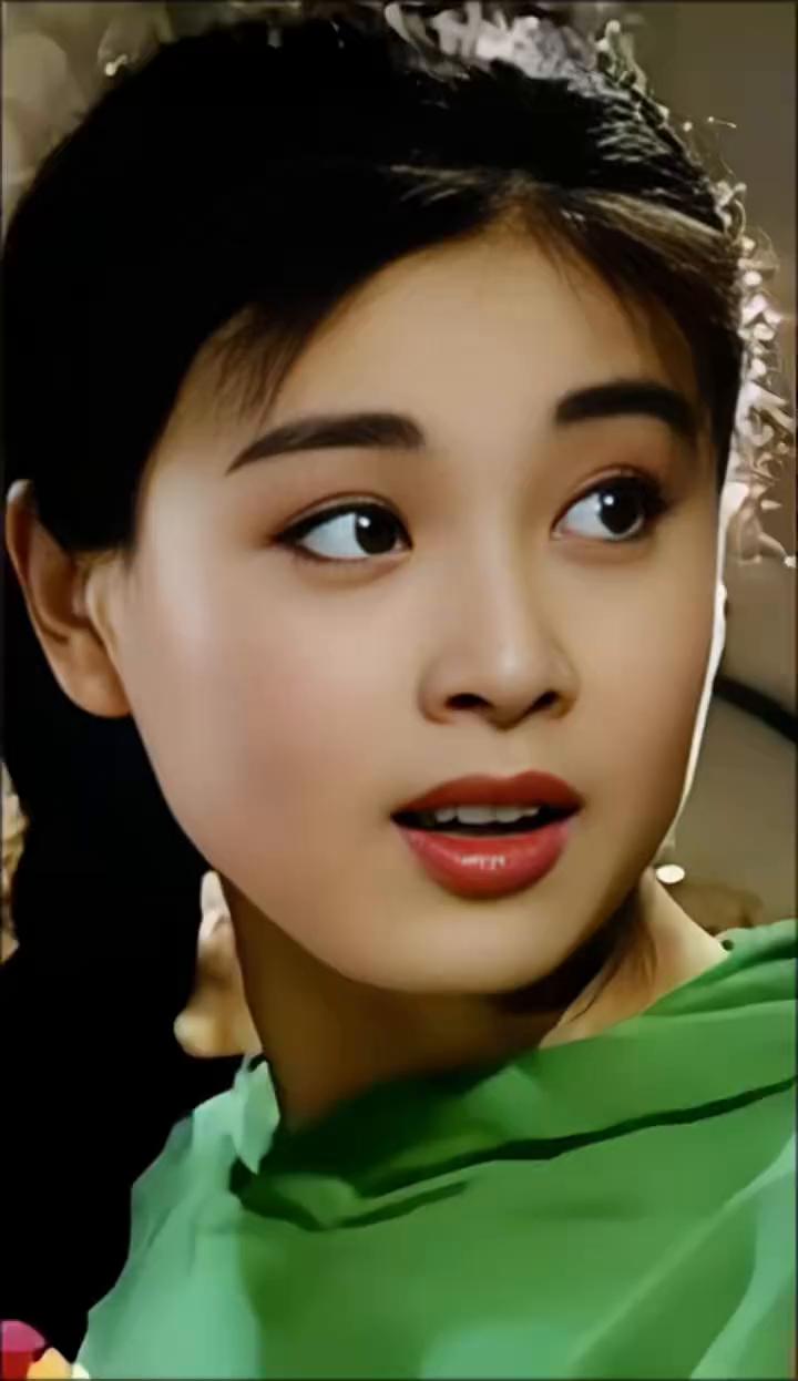 赵明明是90年代一道靓丽风景，她笑眼弯弯，清纯动人，原生态美貌如璞玉生辉，惊艳了