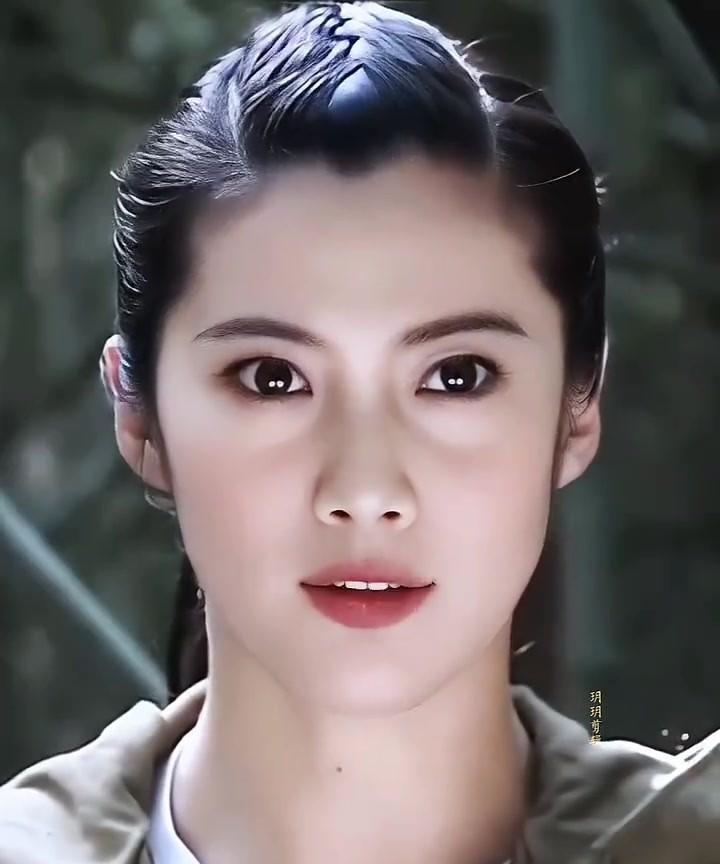 她叫王珂，山东淄博人。曾经是各大卫视黄金档抗战剧里的熟面孔，如今回到家乡深耕文旅