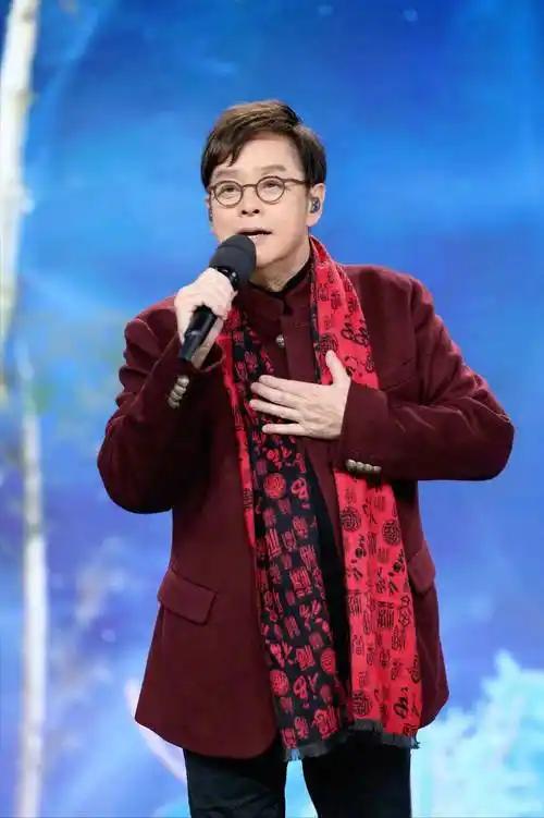 他可能已经忘记他了，但当他的音乐响起时，多少人的青春又被拉回了那个黄金年代。
 