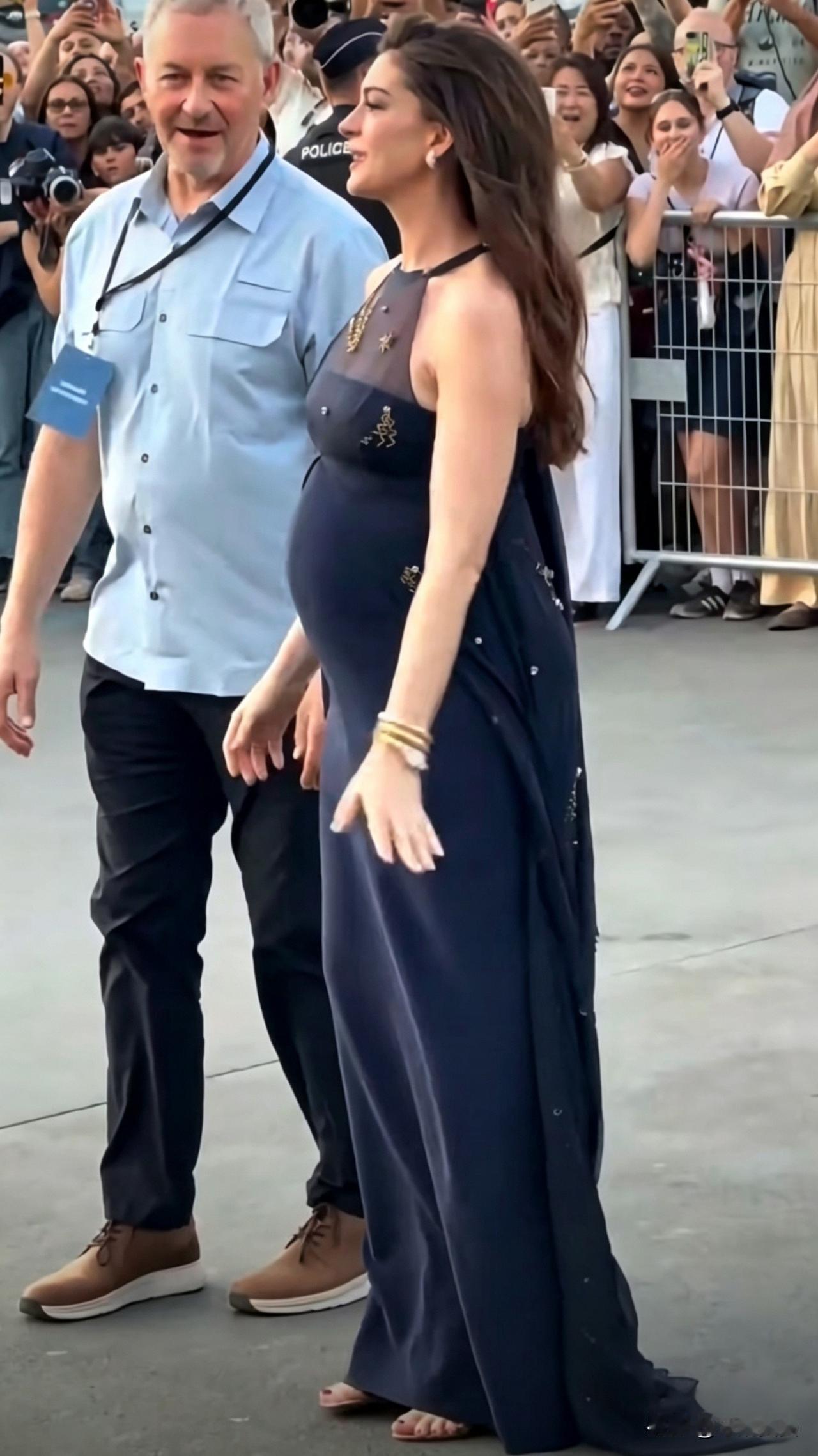 孕妇自带一种母性独有的美感，怀三胎的安妮·海瑟薇状态也太好了！从前瘦瘦的，孕期反