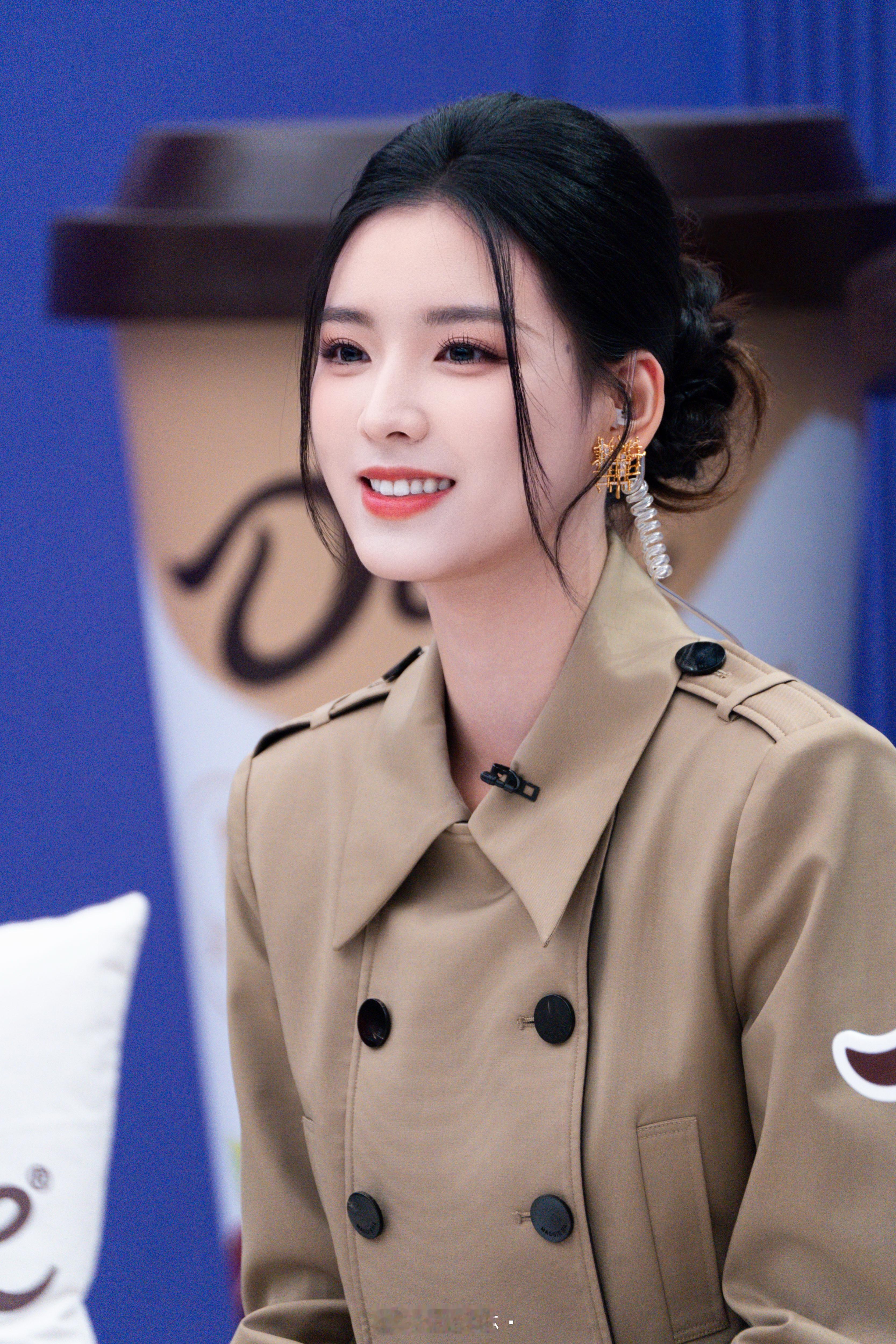 认真工作版小韵琳来啦🤔 