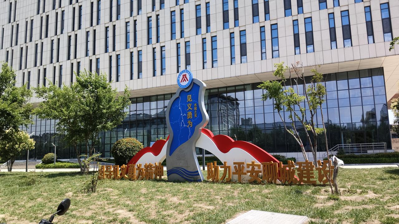 路过聊城市档案馆西侧，一眼就被这片充满正能量的景观吸引啦！蓝色的“见义勇为”主题
