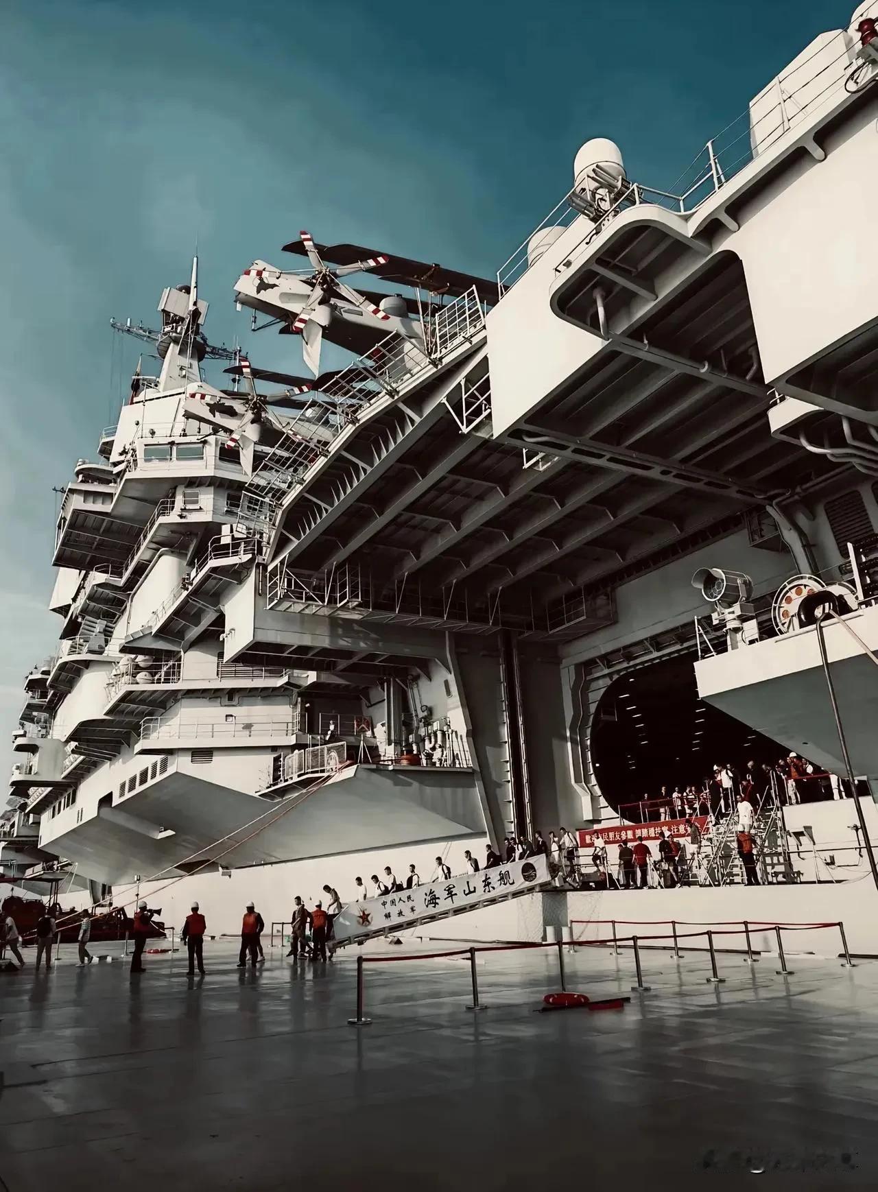 现在中国士兵都是严格挑选的良家子，大学生占比几乎达到百分百。而美国士兵一半是吸毒