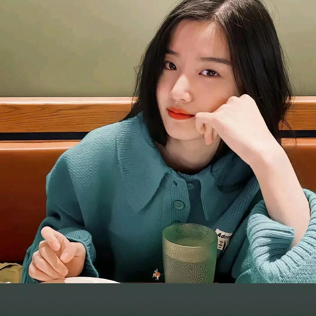 沉静的午后，咖啡与书相伴，享受宁静时光。