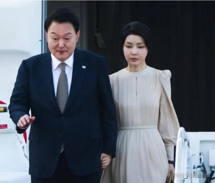 韩国也出大事了。
韩国媒体今早报道称，南韩总统尹锡悦的夫人金建希被检调侦讯长达1