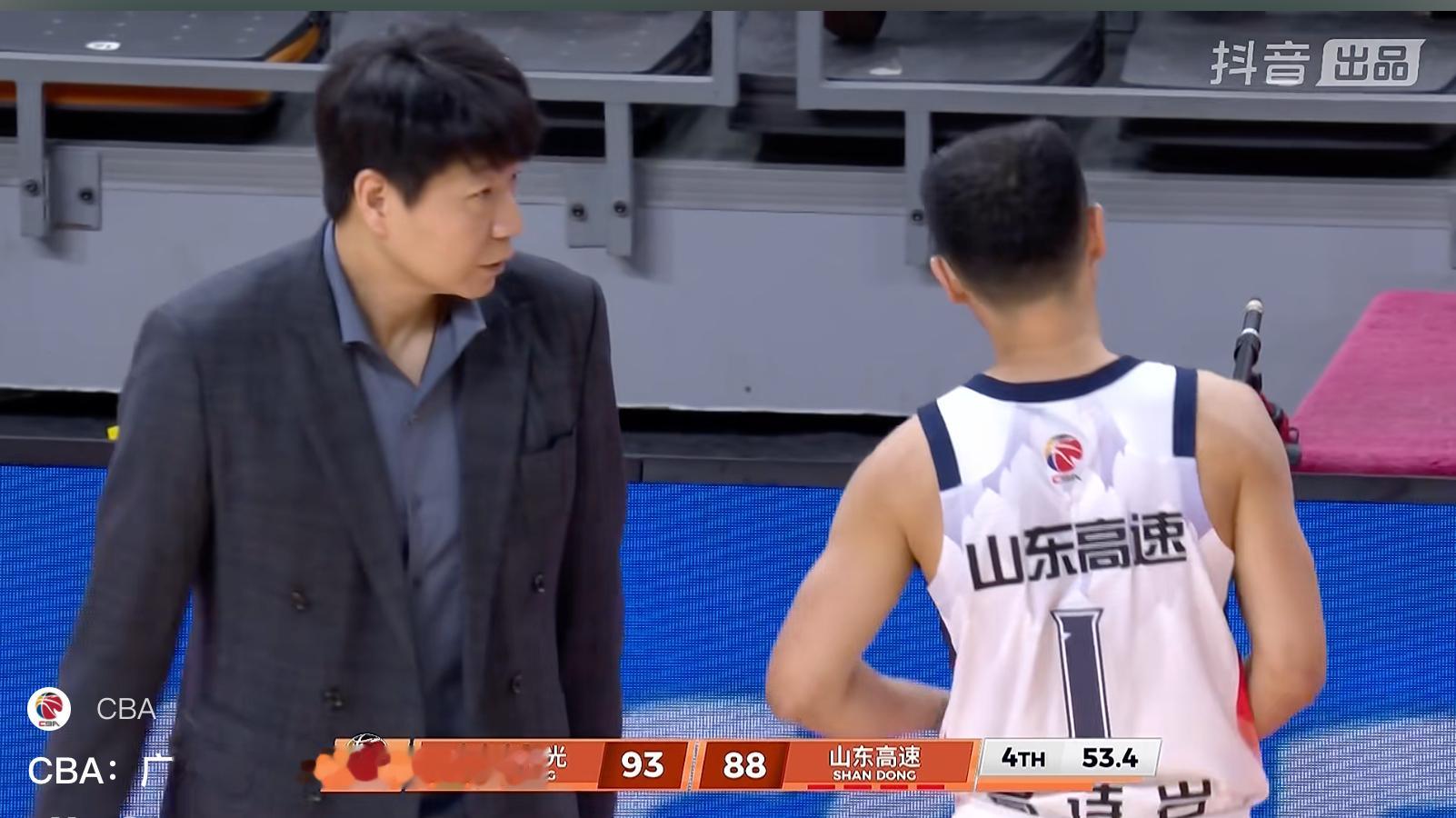 高诗岩今晚还没打开得分账户，对手罚篮期间，邱彪指导鼓励他说“没事”广东男篮vs山