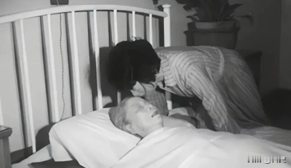 1992年邓颖超逝世后，秘书赵玮俯下身，在额头上深深一吻，让这张感人至深的照片，