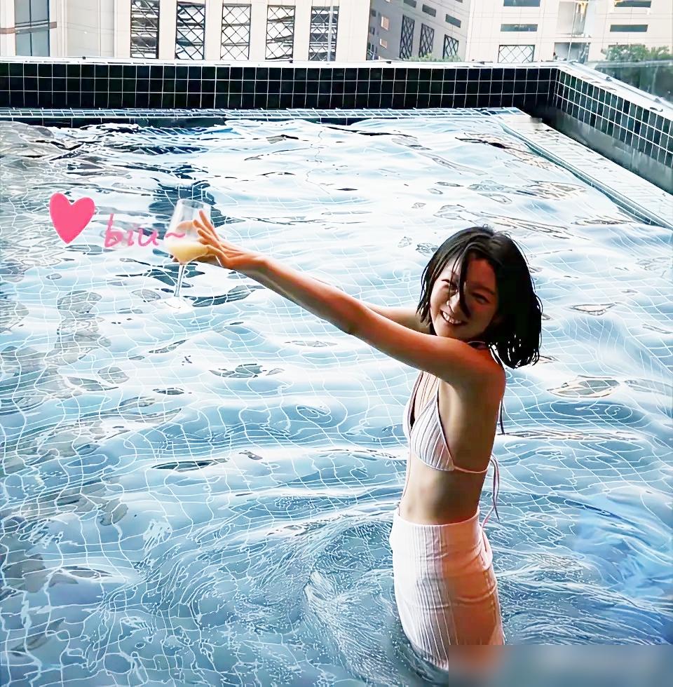 巴黎大秀走成“猩猩”，后台臭脸得罪千万VIP，周冬雨凭什么还让LV死死护着？