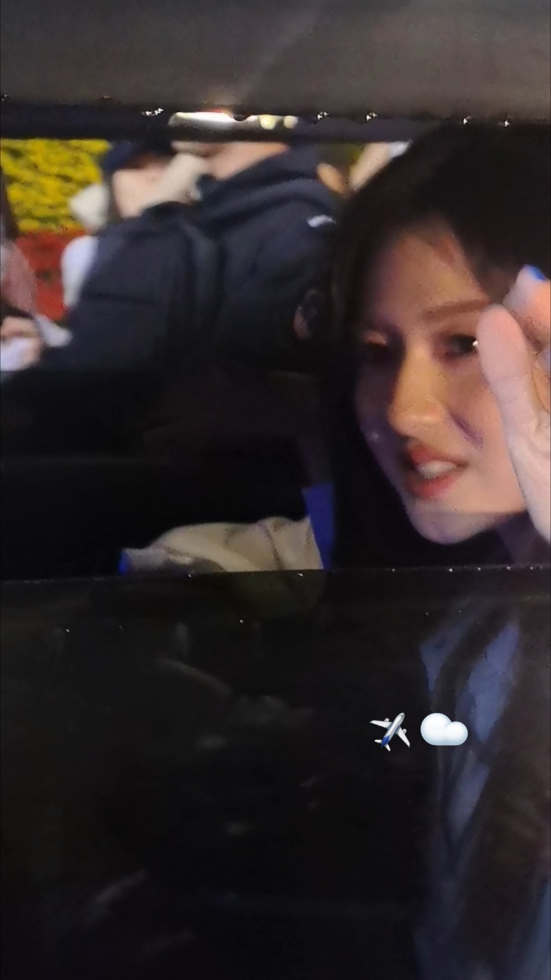 兰迪出来是开着车窗跟大家招手走的