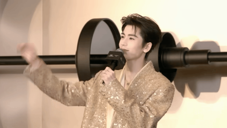 站张凌赫身边很难不亲上去 谁？谁要亲我的闺蜜张凌赫非常感谢闺蜜