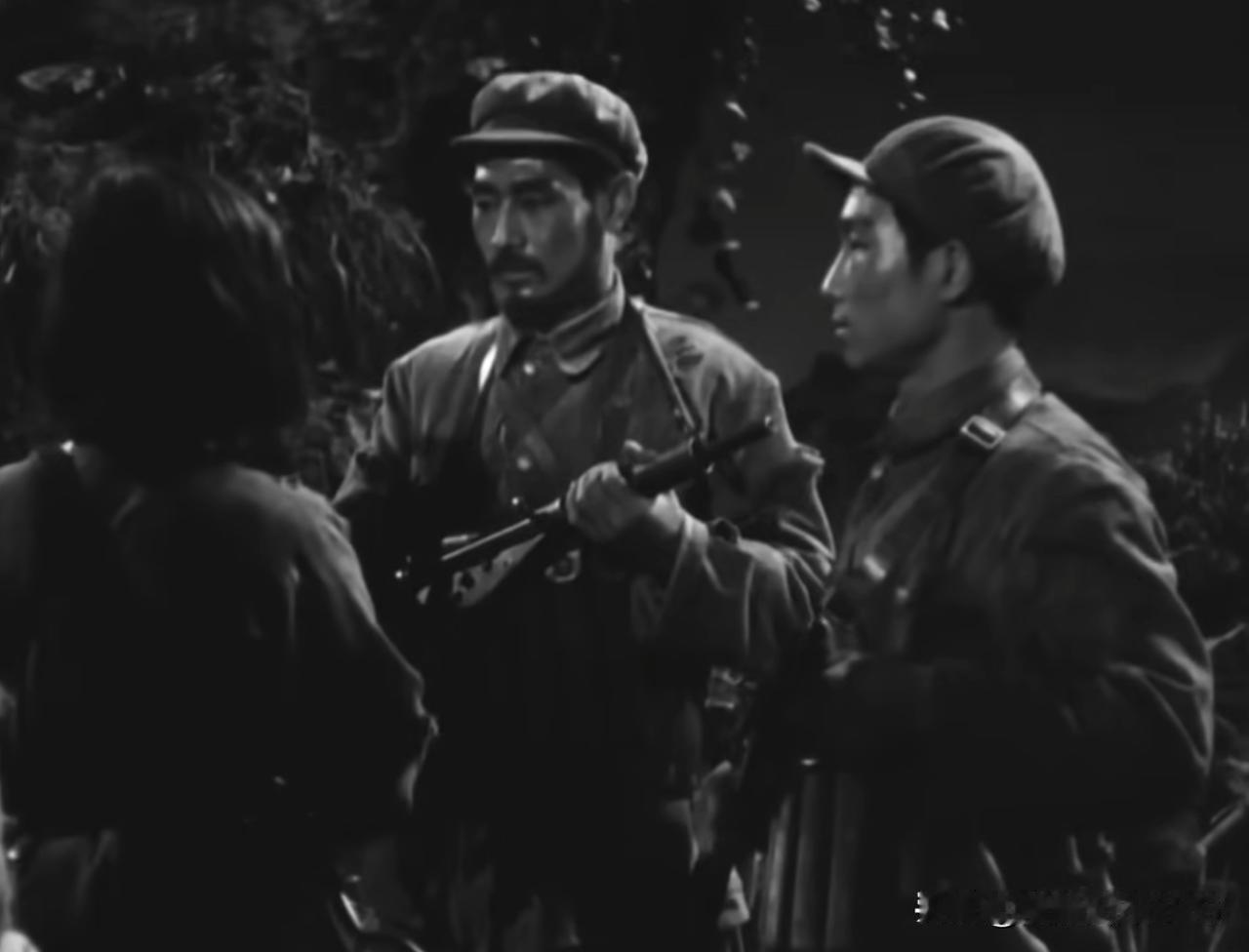 新老版的《渡江侦察记》大家肯定都看过，不知道你注意没有，两个版本的电影里，侦察队