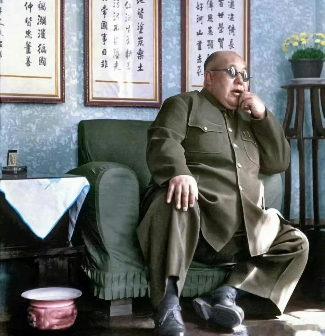 1949年，银川。民国时期，宁夏“土皇帝”马鸿逵在剔牙。他主政宁夏17年，搜刮民