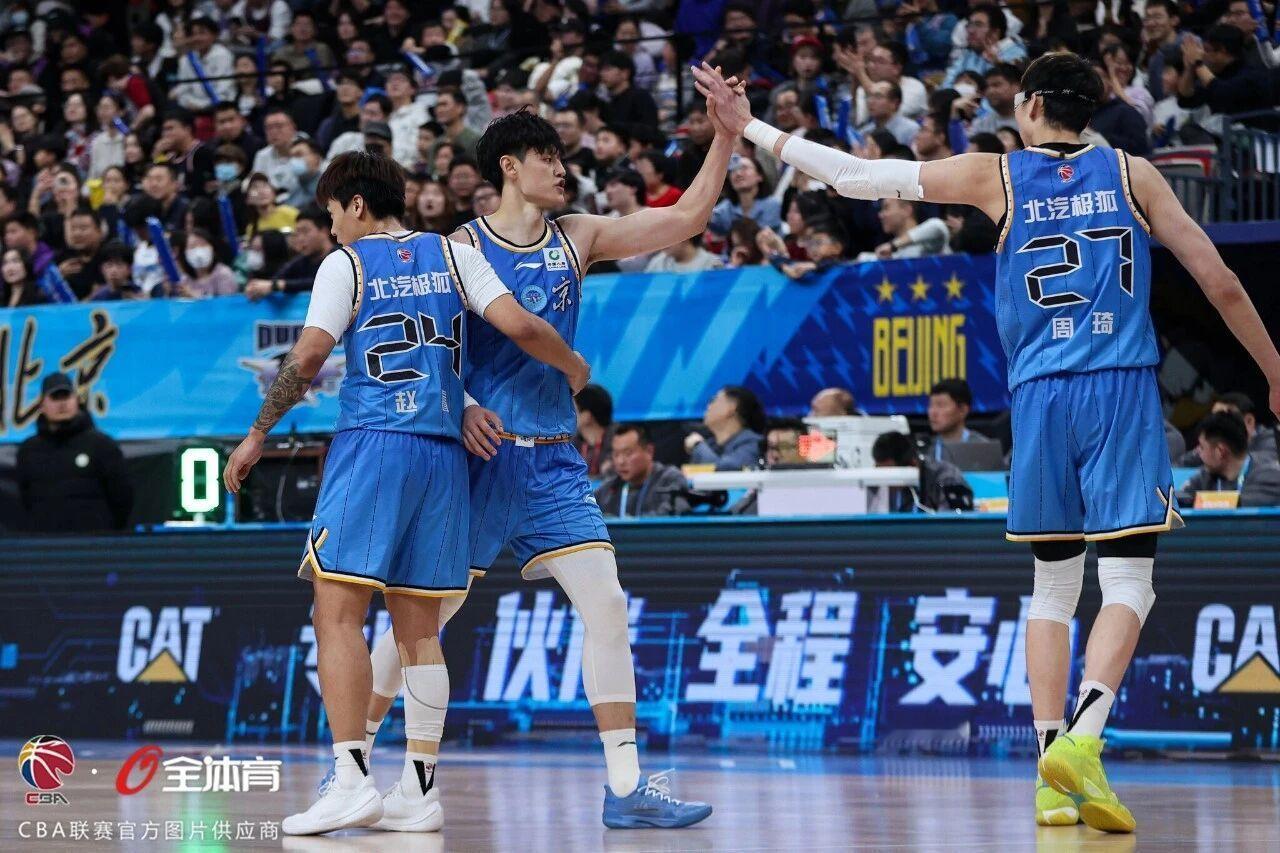 许利民指导：曾凡博恢复理想，他可能比赵睿先复出，赵睿的腿还需要些时间。cba