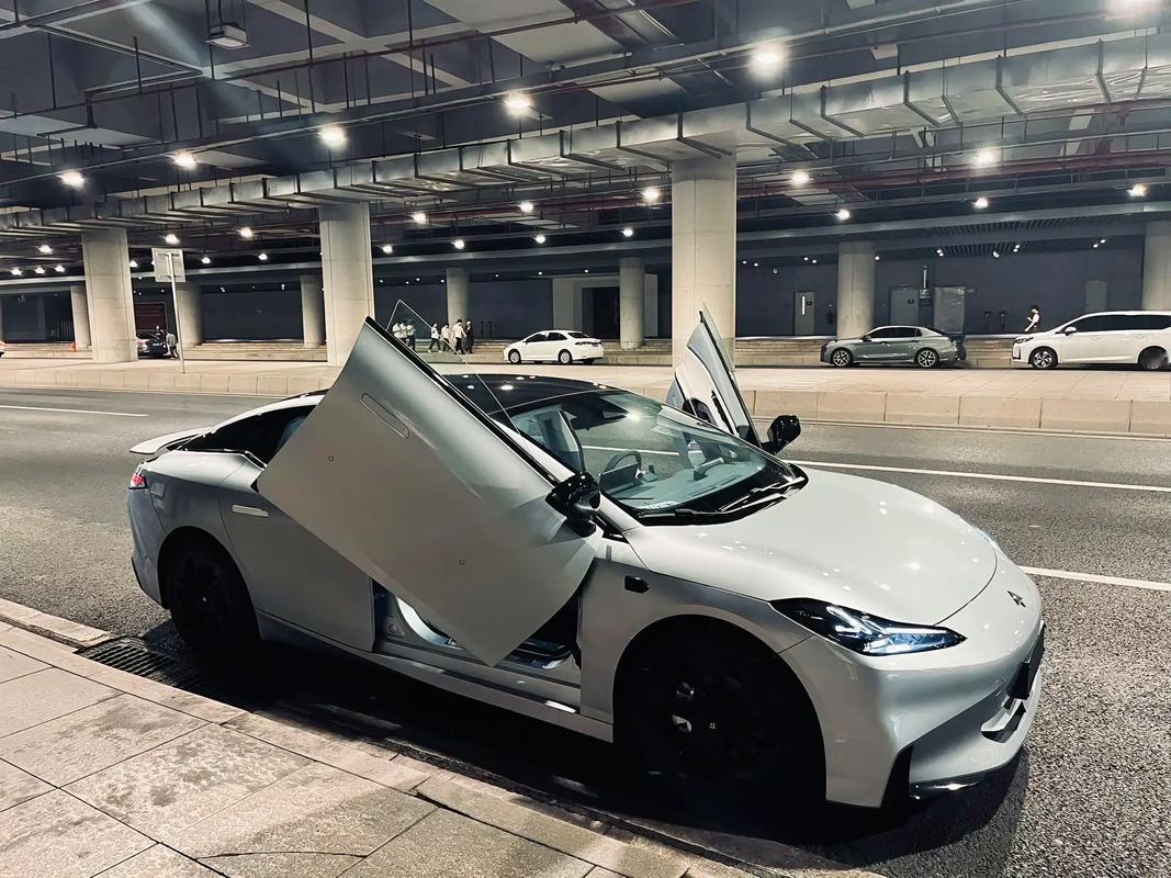 昊铂 GT：七翼门噱头足，二手价格 “腰斩”
昊铂 GT 作为广汽埃安旗下的纯电