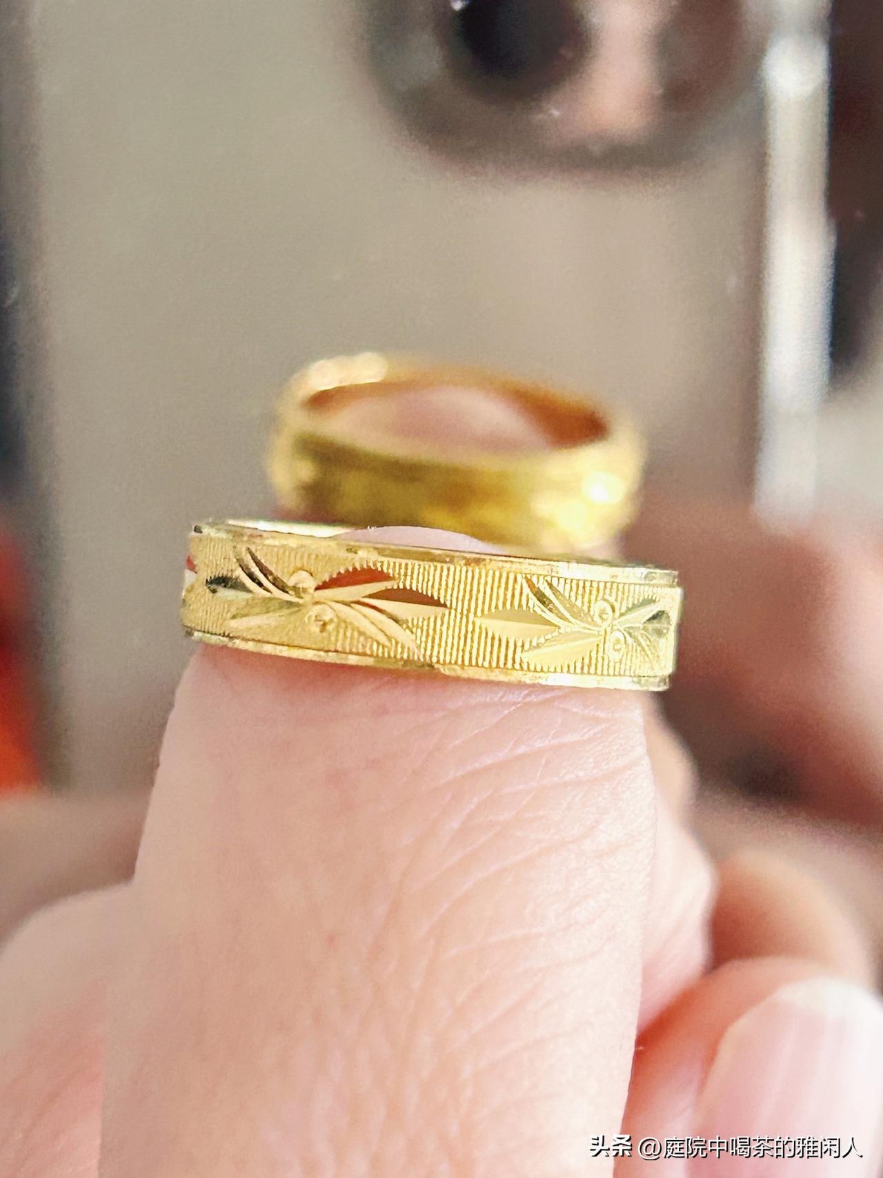 奶奶的老金戒指真的越看越喜欢！
原本以为奶奶压箱底的金戒指款式老旧，没什么值得留