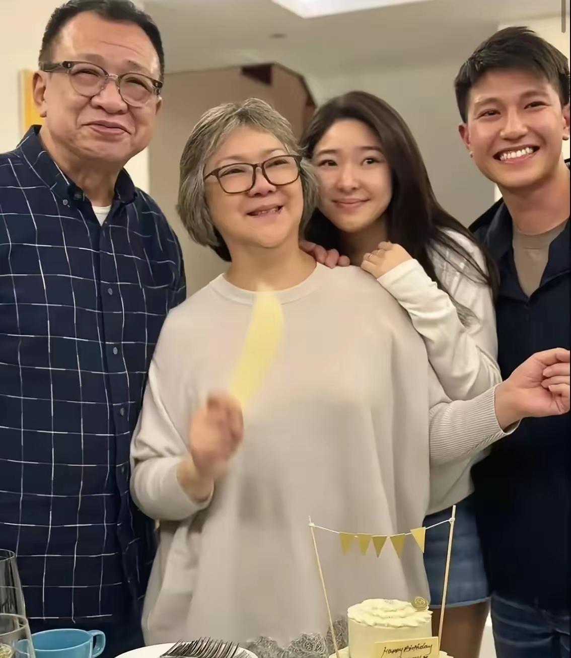 许绍雄只活了短短的76年，有一件事替他感到不值！他在四十多岁正当年且还已经成名的