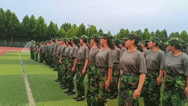 为什么学生要军训？感觉军训半个月学的东西，军训结束后马上就全忘光了[笑哭]