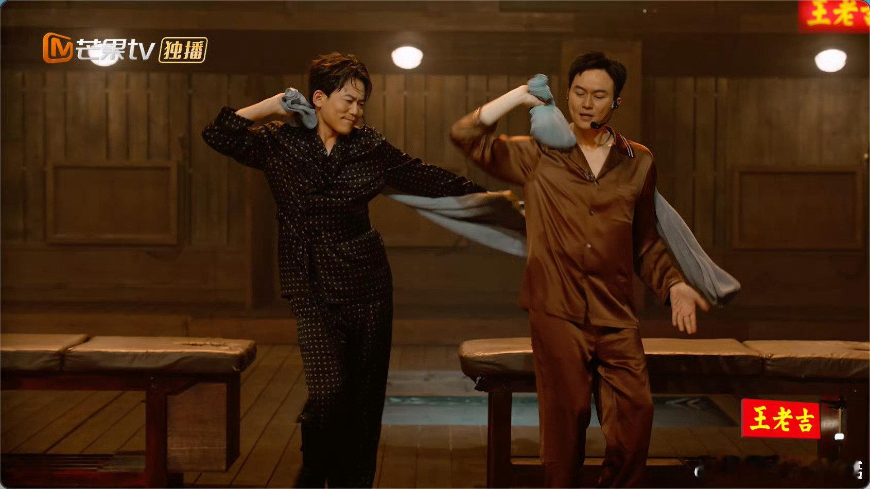 苏醒张智霖合唱味道好有味道快乐老友记亮哥的即兴伴奏太会了，直接把合唱现场变成欢乐