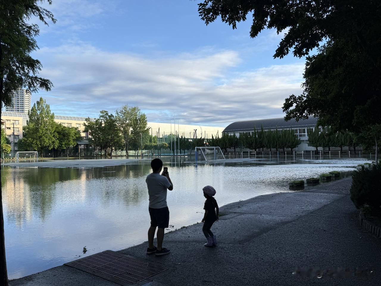 台风过后，日本一小学校操场已经变成了“湖泊”。虽然日本小学校的操场没有硬化，但在