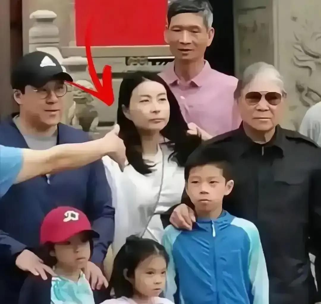 豪门娃挤地铁买奶茶
 
霍震霆拄拐杖排了二十分钟，只为一杯十二块的港式丝袜。孙女