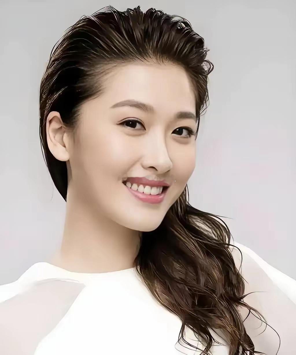 十年前，周丽淇一年能赚1000万，现在她光养儿子一年就花掉50万，而她老公傅程鹏