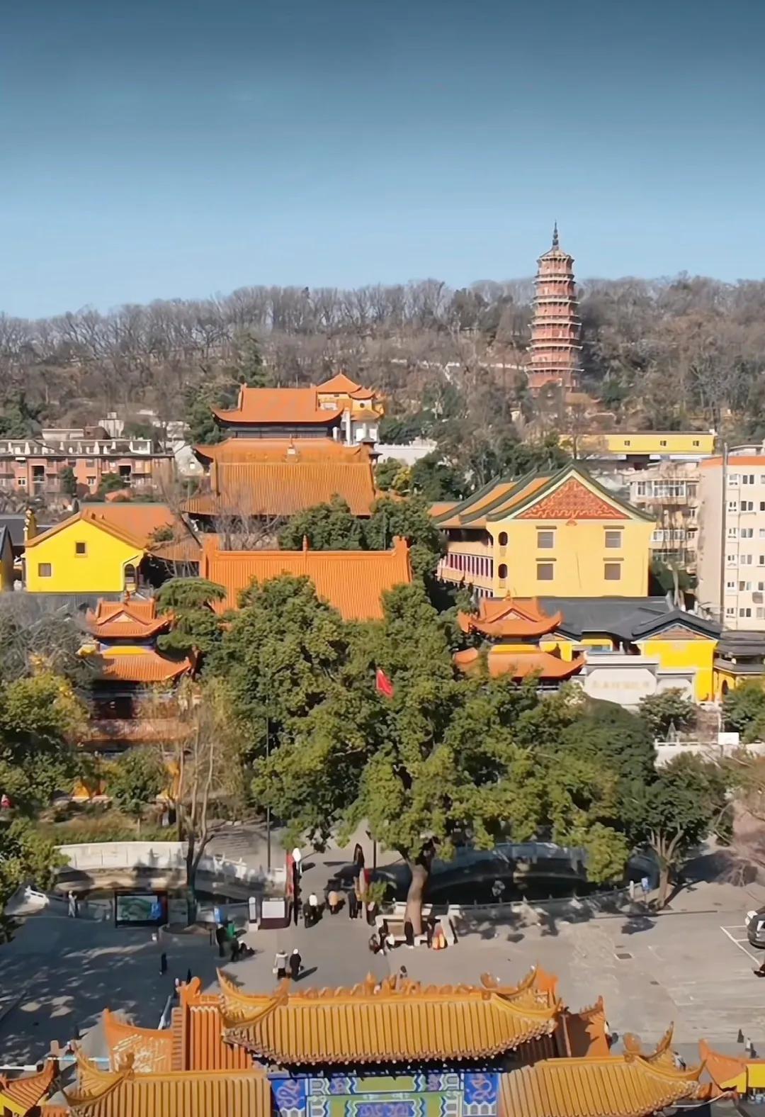 洪山南麓的宝通禅寺，庄严而静穆。