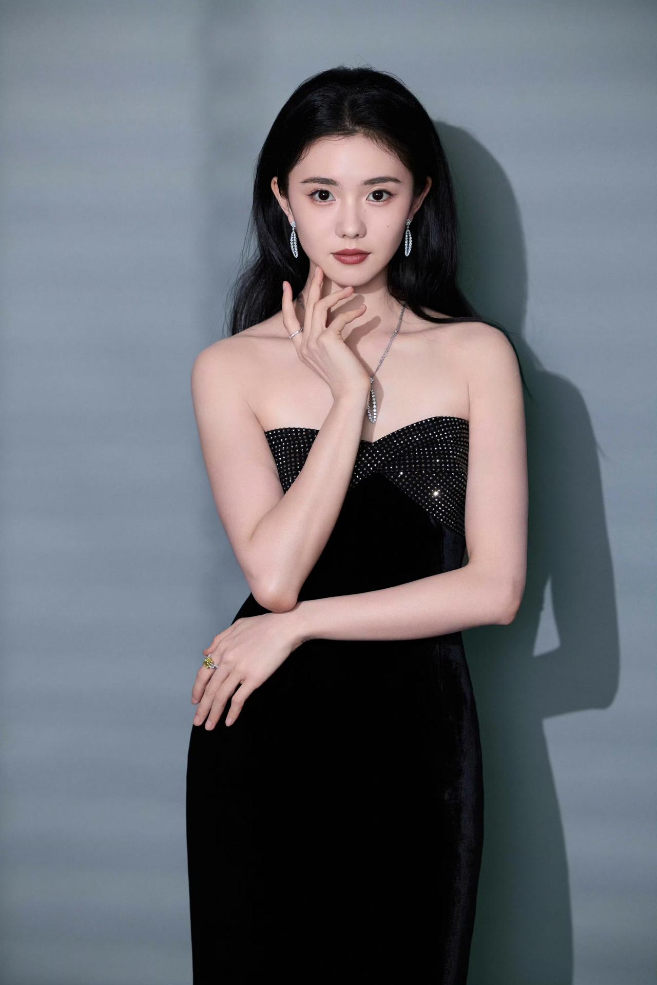 浩存以优雅之姿解锁银幕格调[飞吻]
刘浩存