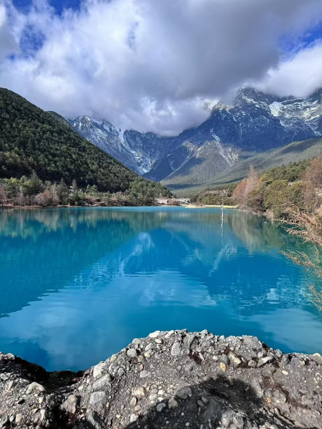 今天天气还不错，心情也跟着轻松起来。 
