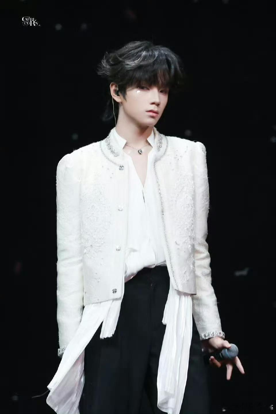 王橹杰月光下的白玫瑰好帅的王橹杰以后一定要站在更大的舞台！ 