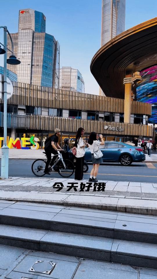 网友苏州偶遇陈飞宇骑车 不知道的以为在拍电影​​​#苏州偶遇陈飞宇骑车#  ​​